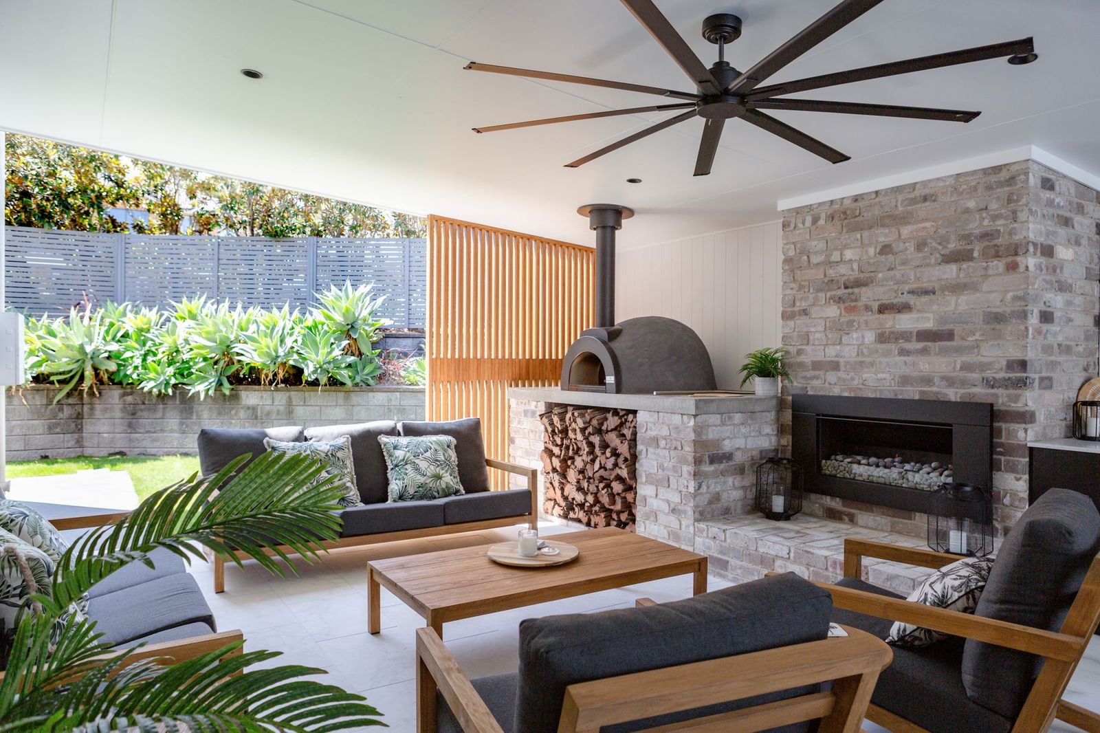 Australian outdoor entertaining area with an Alfresco Factory wood-fired oven
